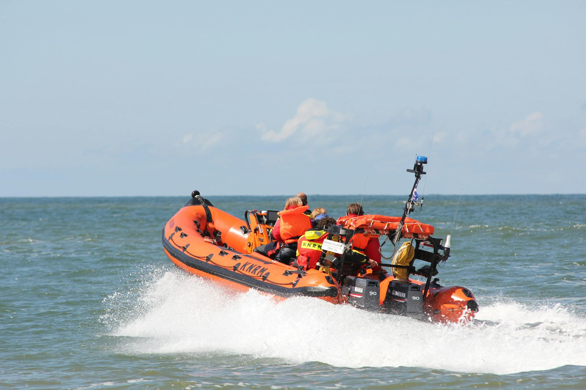Reddingboot op het water